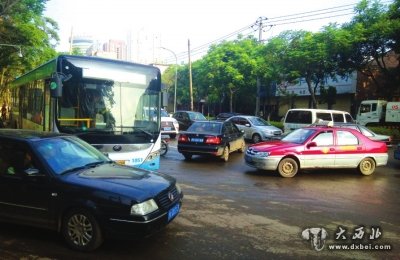 過往車輛互不相讓，路口擁堵不堪