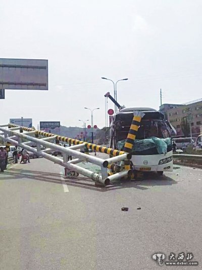 限高桿倒地后砸上了客車駕駛室