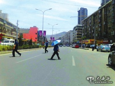 貨車撞上婦女和嬰兒車