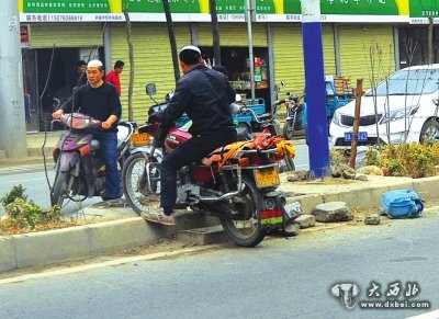 紅泥溝段：行人穿梭在車(chē)流中