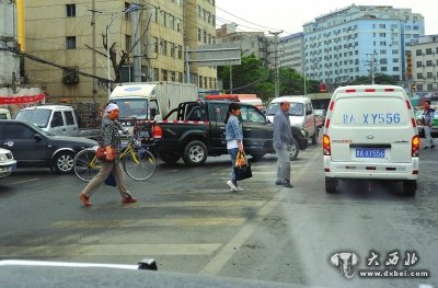 紅泥溝段：行人穿梭在車(chē)流中