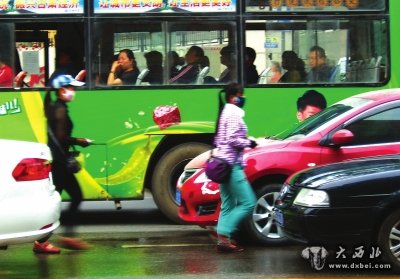 兩女子在車流中散發(fā)小廣告