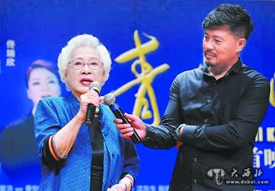 “活到老、演到老，我還要繼續(xù)拍……我就是一個演員。”94歲高齡的著名電影表演藝術(shù)家秦怡終于實現(xiàn)了縈繞在她心頭10多年的一個電影夢。由秦怡自編、自演、領(lǐng)銜出品的電影新作《青海湖畔》作為上海電影節(jié)的“壓軸大戲”之一，21日舉行了全球首映。素杰