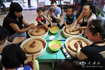 孩子學(xué)習(xí)陶瓷制作技術(shù)