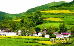 新建成的村落掩映在青山綠水中