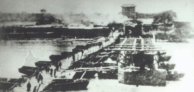 1908年（光緒34年）蘭州黃河鐵橋施工現(xiàn)場(chǎng)，圖為橋南端橋墩露出水面的情況