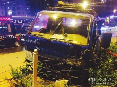 砰 逆行貨車撞進綠化 帶 查肇事司機醉臥交警隊