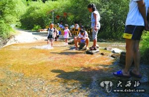 游客在興隆山景區(qū)河道內(nèi)戲水