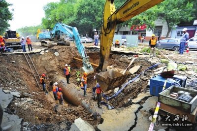 相關(guān)部門正在搶修城區(qū)多地斷水或水壓降低