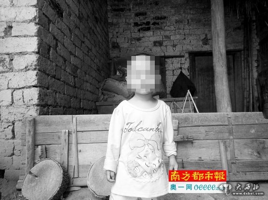 今年2歲的小翠兒(化名)當初被12歲的媽媽作為“證據(jù)”生下來，爸爸是一個74歲的老人，如今仍在監(jiān)獄中服刑。她的未來將會怎樣？A 18-19版攝影：南都首席記者 占才強