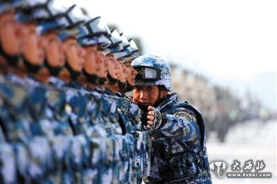 海軍陸戰(zhàn)隊(duì)兩棲突擊車方隊(duì)的教練員正在拉“五線”，調(diào)整排面整齊。周啟青攝