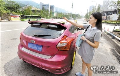 昨日，王女士向記者講述誤把錢包放車頂，掉下來被其他路過的車輛撿走的經(jīng)歷。