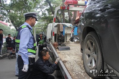 東崗交警集中整治違法停車