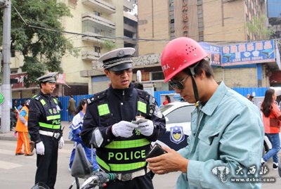 東崗交警全面開(kāi)展國(guó)慶節(jié)前交通秩序整治