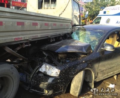 一輛黑色小轎車與一輛白色貨車相撞導(dǎo)致小轎車嚴(yán)重受損變形