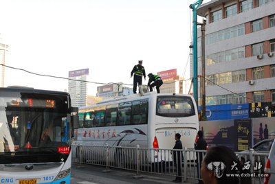 蘭州交警爬車頂解救受困車輛