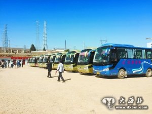 渭源汽車站院內(nèi)停運的臨洮-渭源-隴西客運專線中巴車