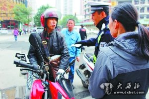 城關(guān)交警大隊(duì)加大整治無牌無證摩托車力度