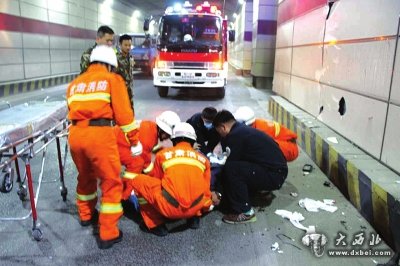 摩托車逆行引發(fā)車禍4人受傷