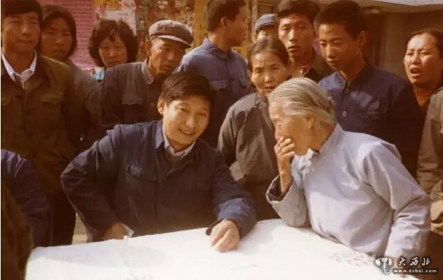 1983年，時任河北正定縣委書記的習(xí)近平，臨時在大街上擺桌子聽取民眾意見