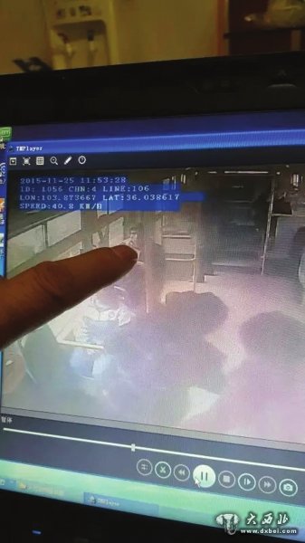 公交車上女士落下8萬元監(jiān)控顯示男子順手拿走了