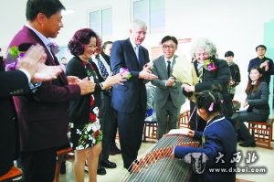 趙樸大使夫婦在蘭州萬華中加國際學(xué)校觀看學(xué)生才藝表演