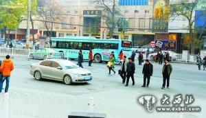 11月30日14時許，東崗西路春風廣場門前行人橫穿馬路