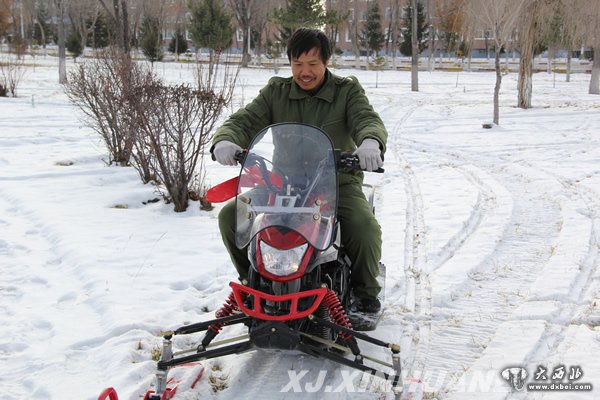 李青春騎上雪地摩托，高興得就像一個(gè)快樂(lè)的孩子