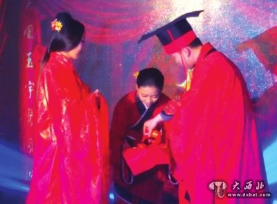 婚禮秀上展示的我國(guó)傳統(tǒng)婚禮