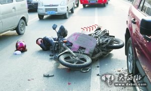 北濱河路摩托車快車道追尾路虎