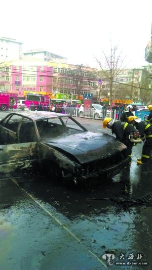 轎車(chē)鬧市自燃被燒成空殼