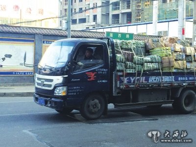 鐵板“躺”在路中間汽車開過聲響大