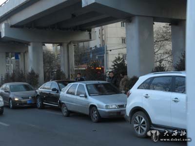 蘭州七里河橋以東5O米的馬路北側(cè)立交橋下發(fā)生四車相撞事故