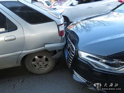 蘭州七里河橋以東5O米的馬路北側(cè)立交橋下發(fā)生四車相撞事故