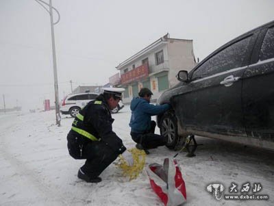 永登交警做好冰雪天氣交管工作