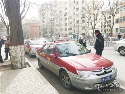 執(zhí)法人員在對出租車進行逐一檢查