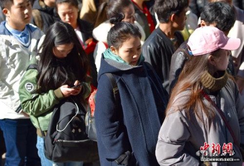 2月15日，北京電影學院、中央戲劇學院、中國傳媒大學三所高校同時拉開2016年藝考大幕。<a target='_blank'  data-cke-saved-  ><p  align=