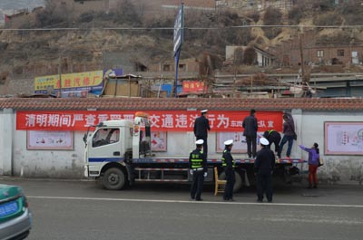 華藏寺高速交警嚴查“違法占道”