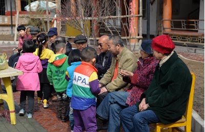 幼兒園老師和學(xué)生把“愛(ài)心蔬菜”送進(jìn)陳坪養(yǎng)老院