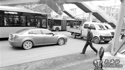 人車搶道，亂作一團