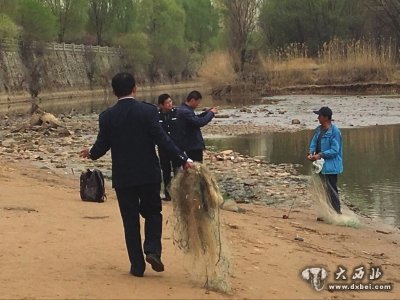 黃河邊有人撒網(wǎng)捕魚