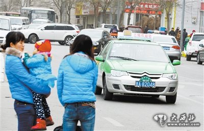 蘭州街頭，市民等待搭乘出租車