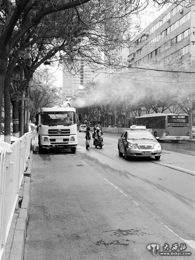 停在路邊噴霧的灑水車