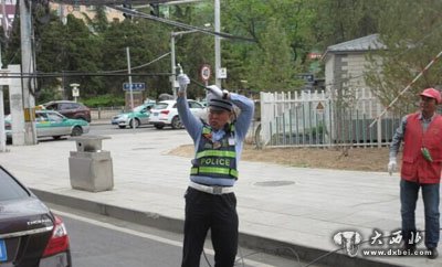 好交警托舉電纜方便車輛通行