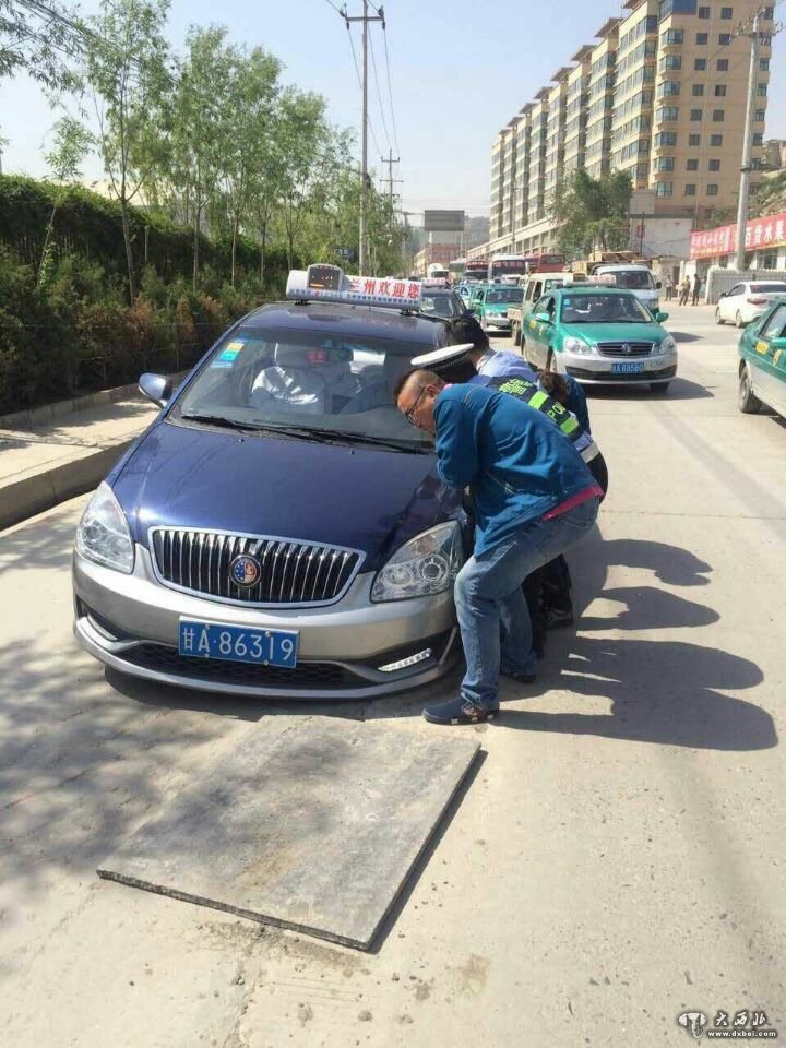 新汽車(chē)南站馬路“張嘴咬車(chē)”警民合力抬車(chē)“填嘴”