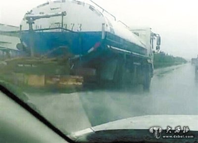 下雨天照常灑水蘭州灑水車就這么“任性”！