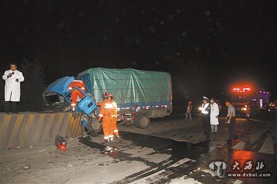 夜間亂用燈光 貨車撞上鐵路橋墩