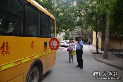 東崗交警開(kāi)展校車(chē)交通安全排查整治