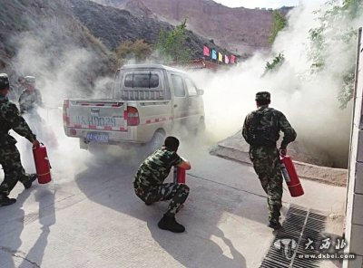 貨車油箱突然起火武警官兵排除險(xiǎn)情