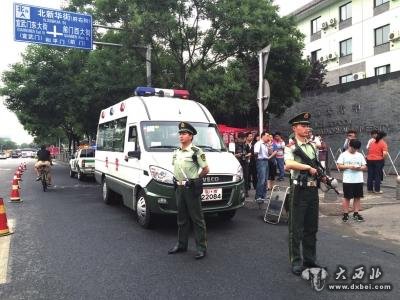 北京6月23日可查高考成績 特警首次荷槍押護試卷